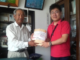 津谷大沢地区災害対策本部にて 菅原様に持参した認印無料支援をお渡ししました。